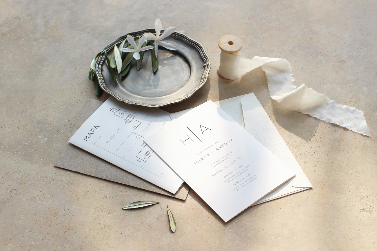 Convite de casamento de estilo minimal branco com tipografia preta e envelope branco