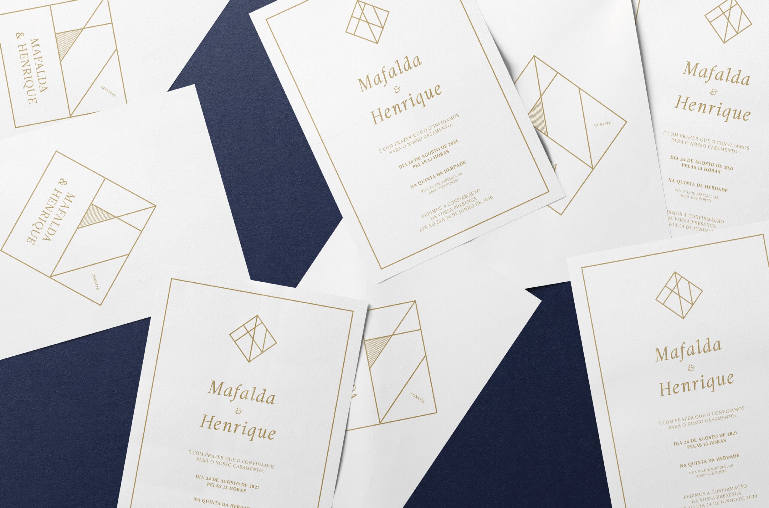Vários convites de casamento de estilo geométrico brancos com tipografia e grafismo dourados