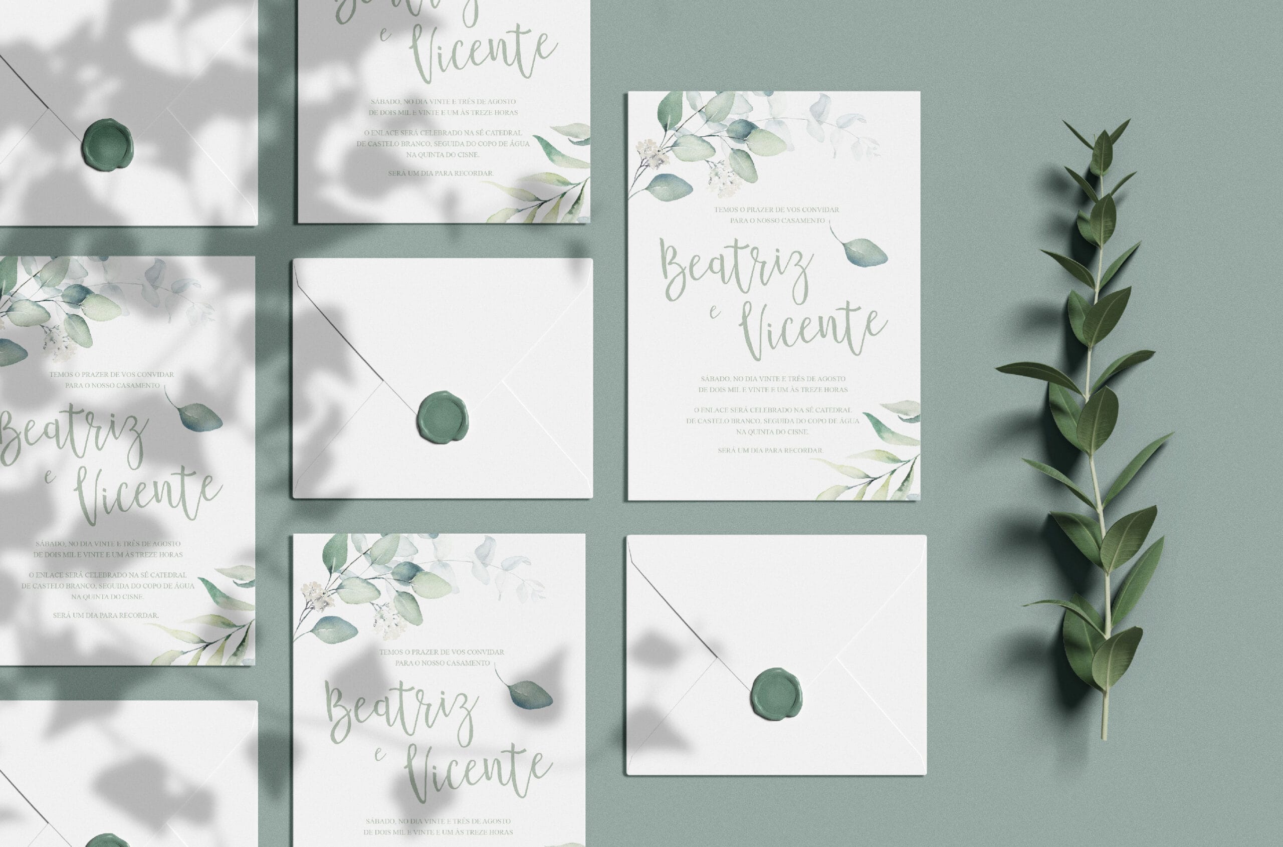 Convites de casamento brancos de estilo floral com pétalas verdes e envelopes brancos com lacres verdes
