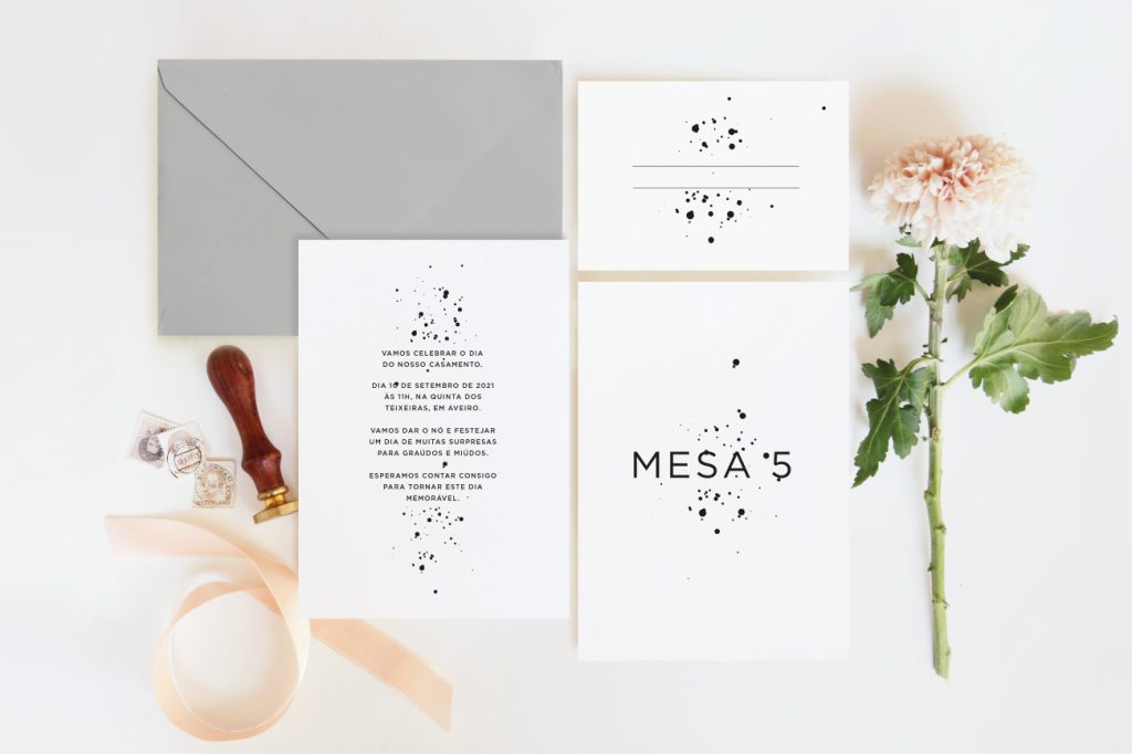 Estacionário de casamento de estilo minimal branco com tipografia preta com envelope cinzento