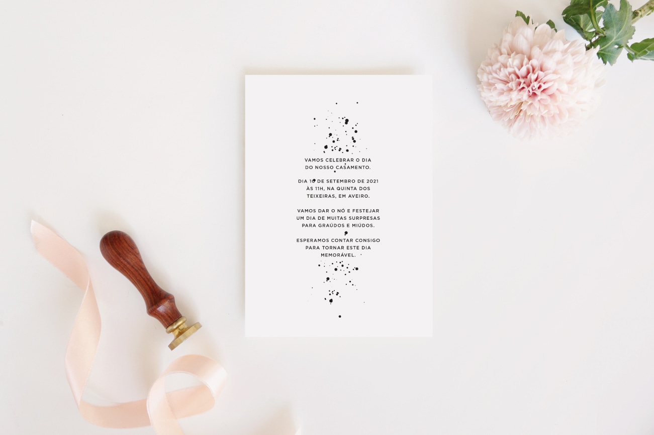 Convite de casamento de estilo minimal branco com tipografia preta