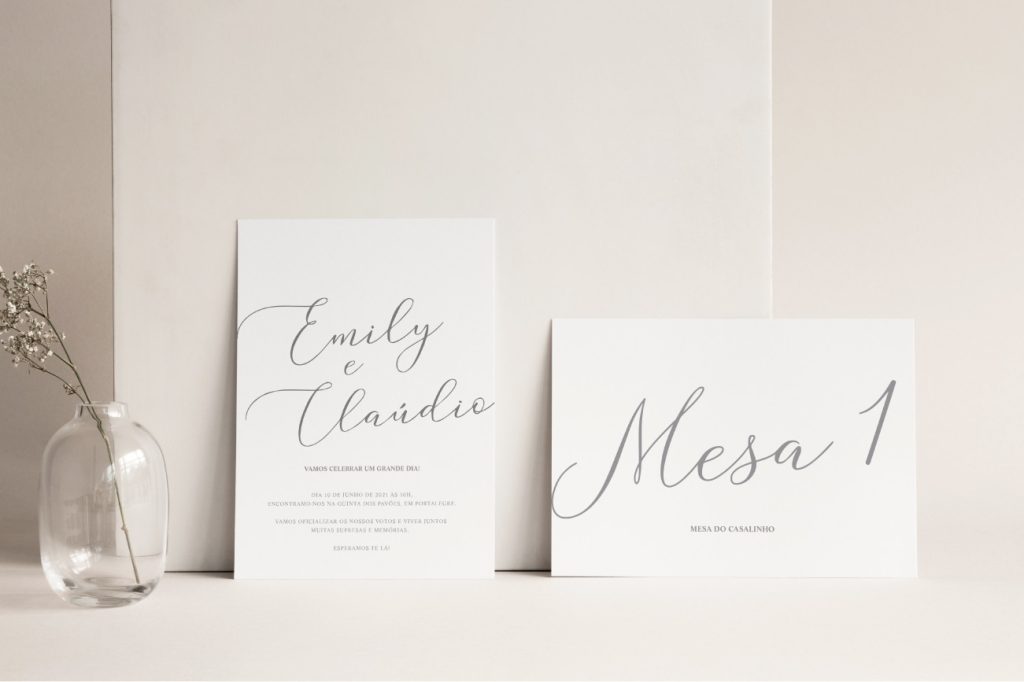 Convite de casamento e marcador de mesa brancos de estilo tipográfico com caligrafia cinzenta
