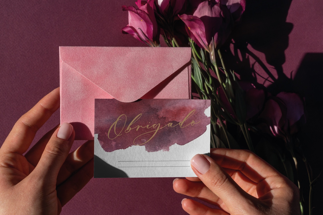 Cartão de agradecimento estilo aguarela vermelho e branco com envelope vermelho