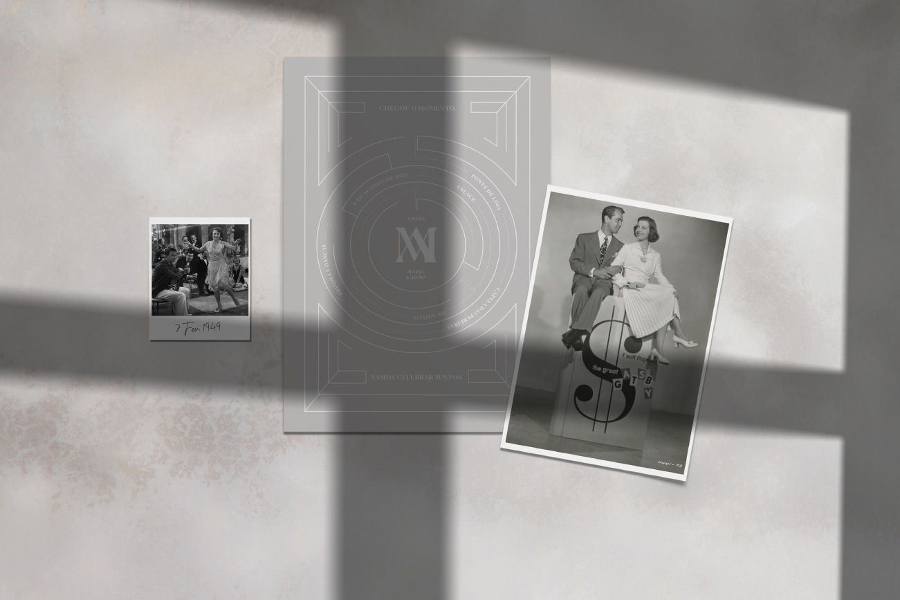 Convite de casamento de estilo geométrico cinzento com monograma branco e fotografias do casal