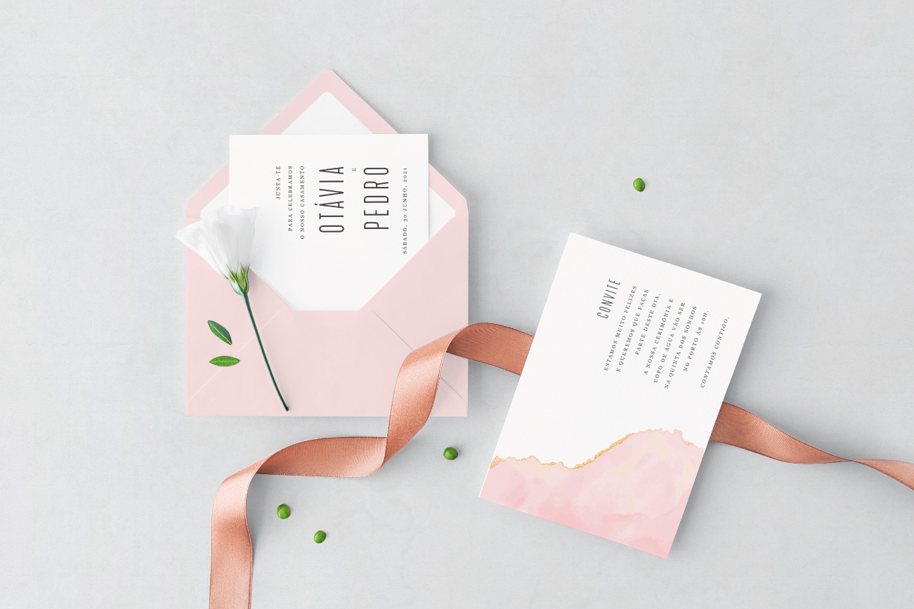 Convite de casamento branco com envelope cor de rosa