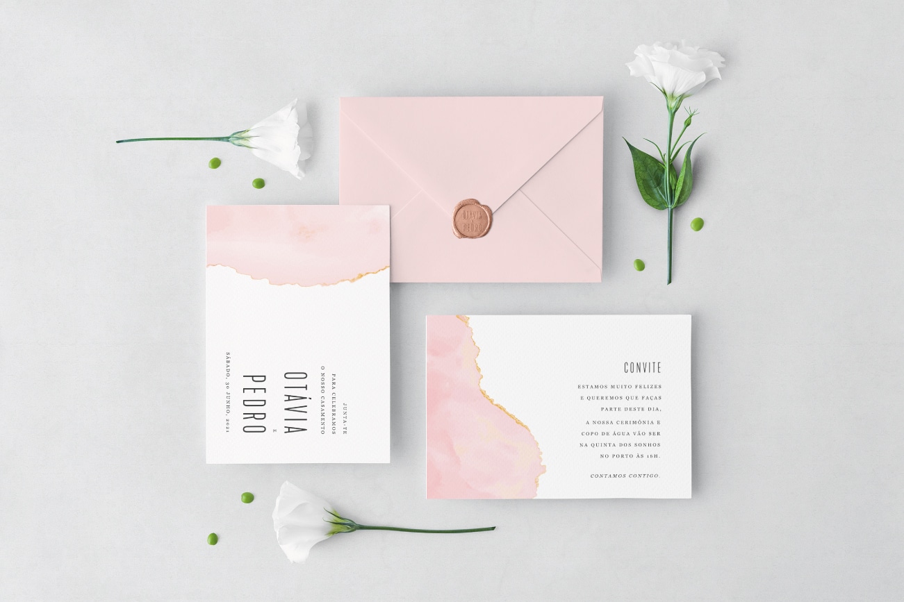 Convites de casamento brancos com apontamentos rosa e um envelope cor de rosa