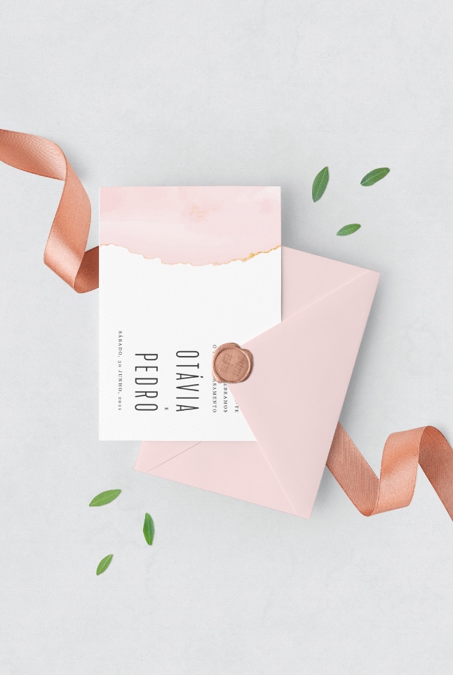 convite de casamento estilo aguarela de cor branca com apontamentos rosa e com envelope rosa