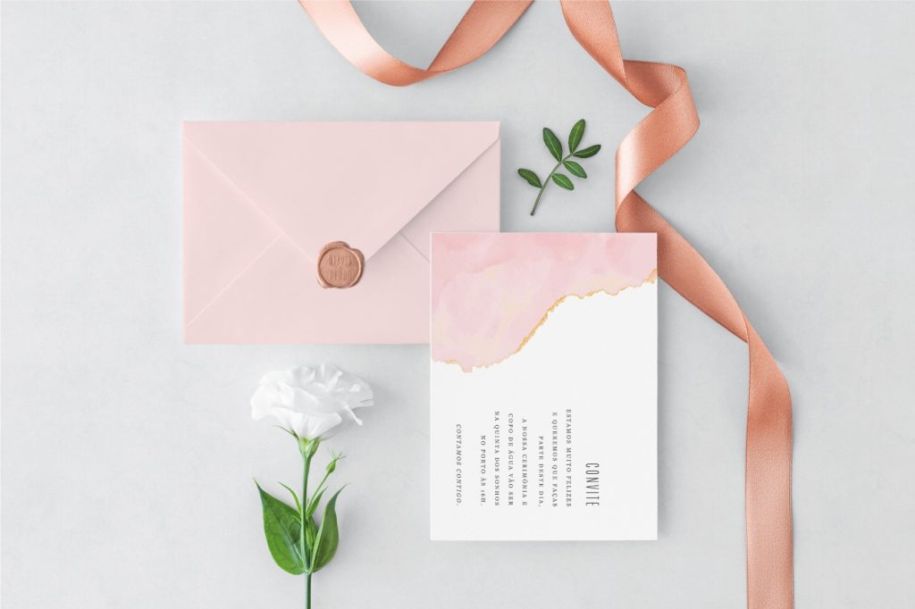 convite de casamento estilo aguarela de cor branca com aguarela rosa e com envelope cor de rosa