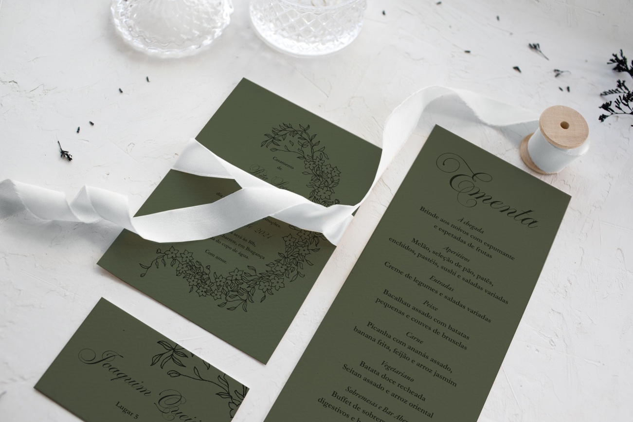 Convite e Ementa de casamento verde de estilo floral com tipografia preta e fita branca