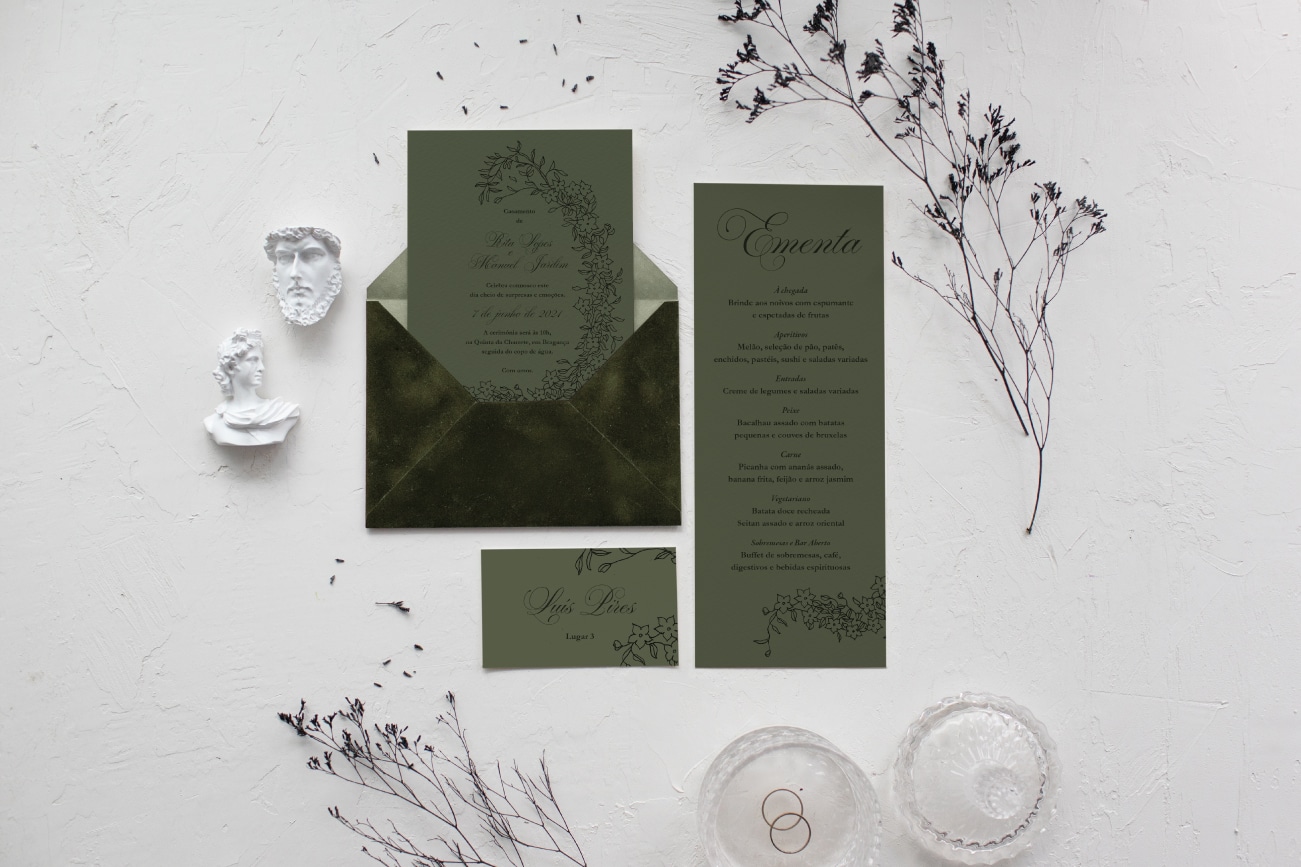 Estacionário de casamento com suportes verdes de estilo florar e caligrafia preta e envelope verde