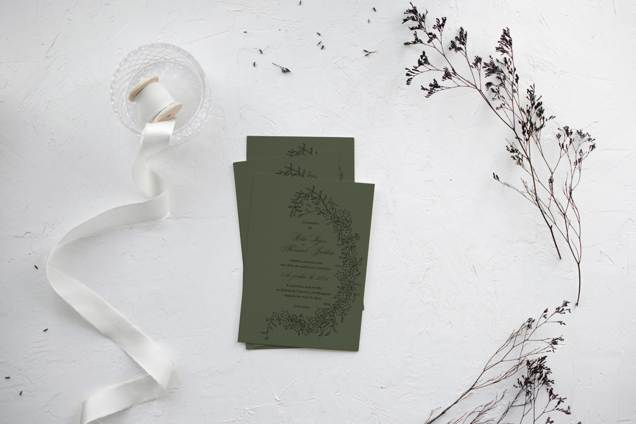 Convite de casamento verde de estilo floral com tipografia preta