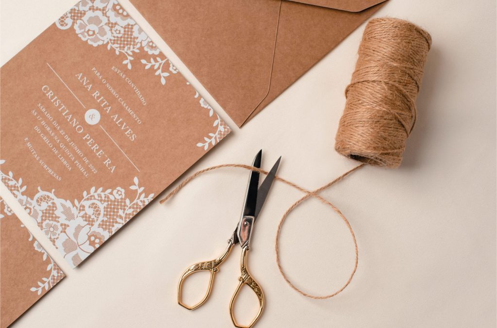 Convite de casamento em craft com fito natural um sinete castanho e uma tesoura dourada