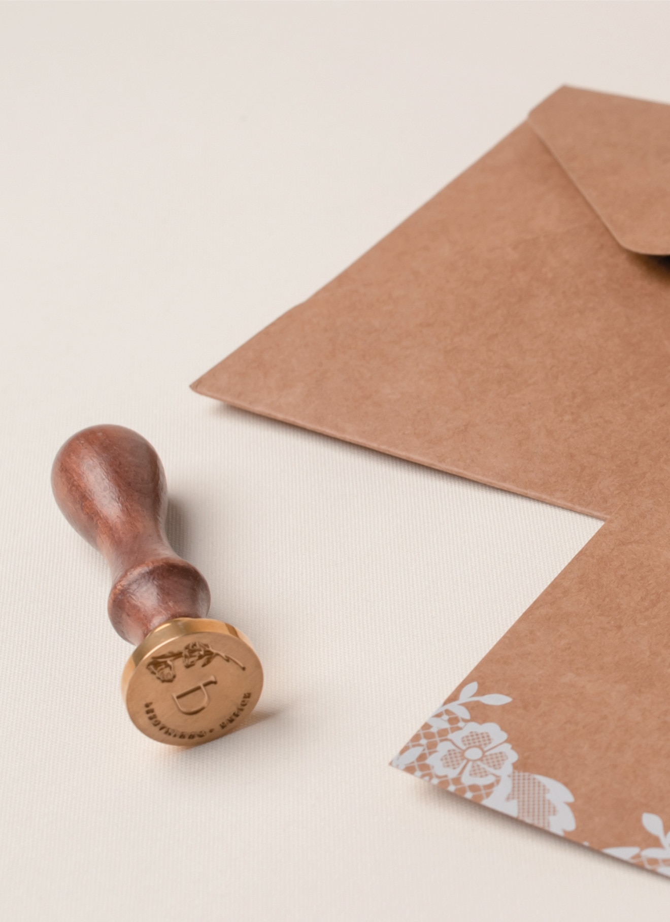 Convite de casamento em craft com impressão a branco e com um sinete castanho