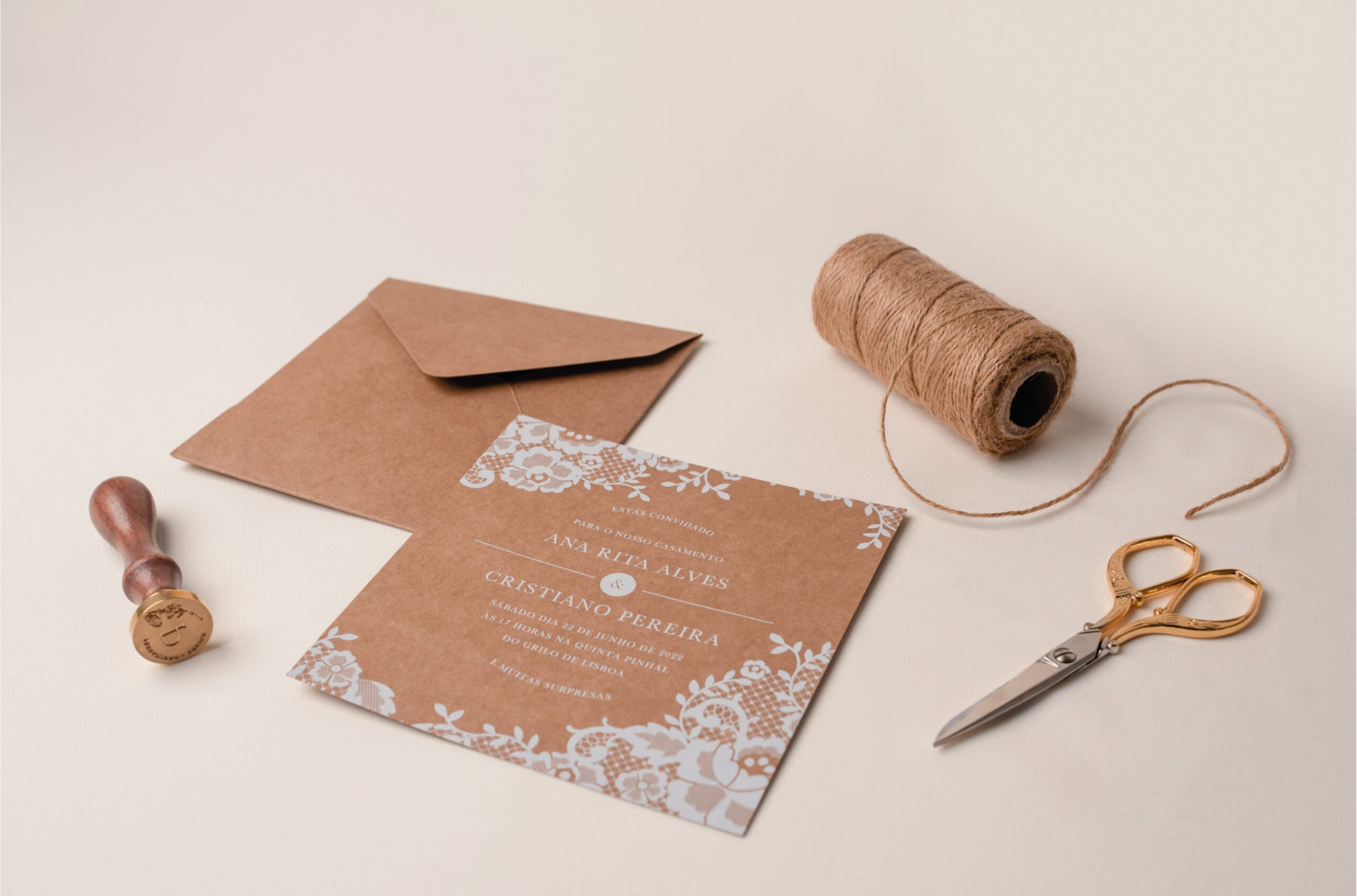 Convite de casamento em craft com fito natural um sinete castanho e uma tesoura dourada