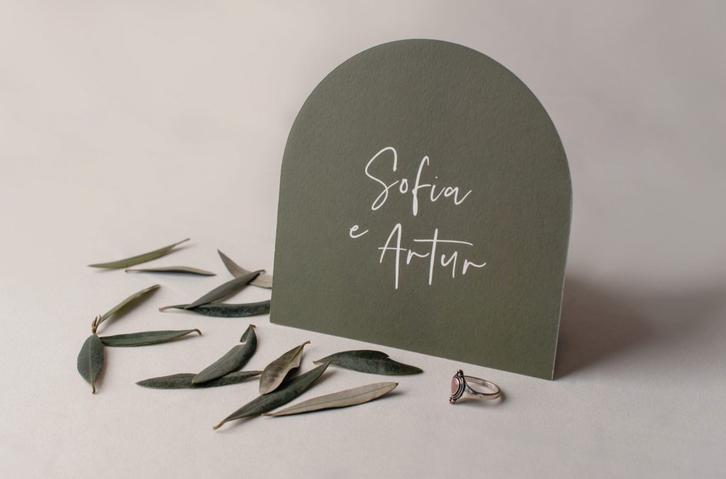 Convite de casamento verde de estilo tipográfico com folhas de oliveira
