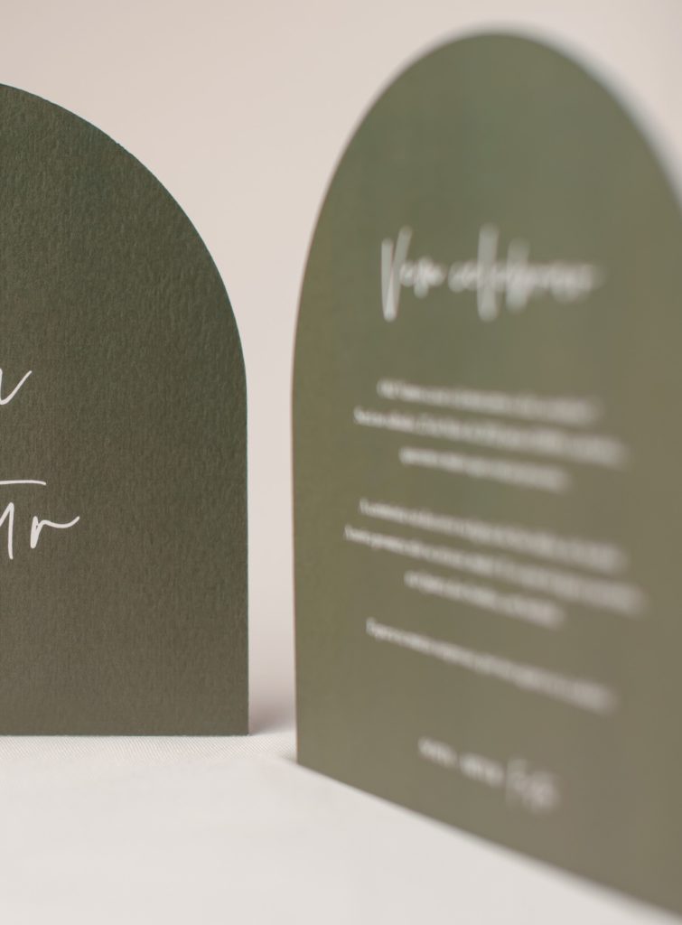 Convite de casamento verde de estilo tipográfico branco com folhas de oliveira