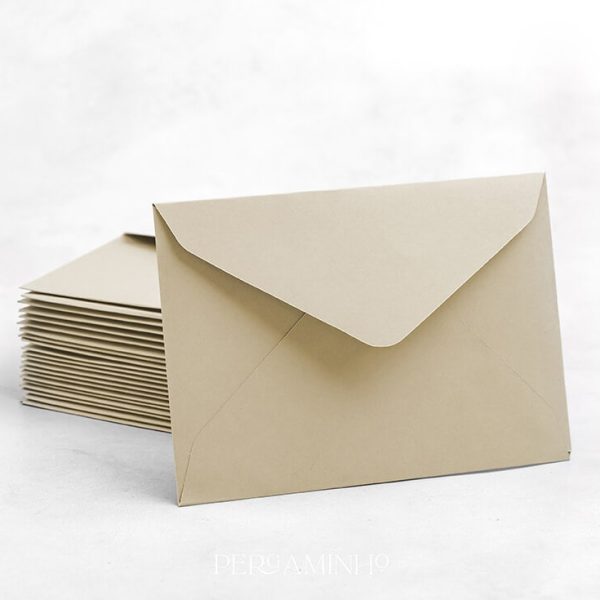 Envelope Bege sobre um fundo branco