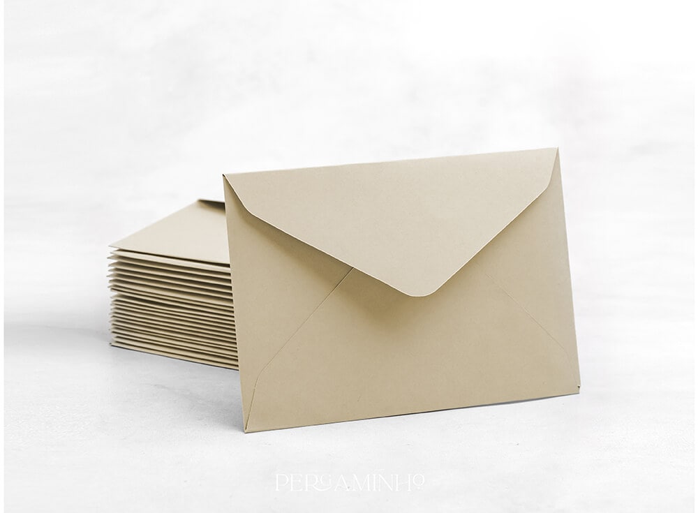 Envelope Bege sobre um fundo branco