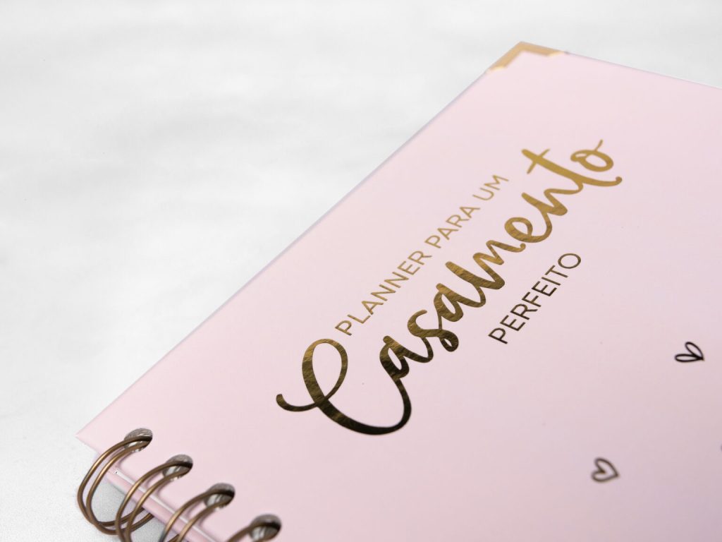 Agenda da noiva cor de roza com palavras em foil dourado e fita branca