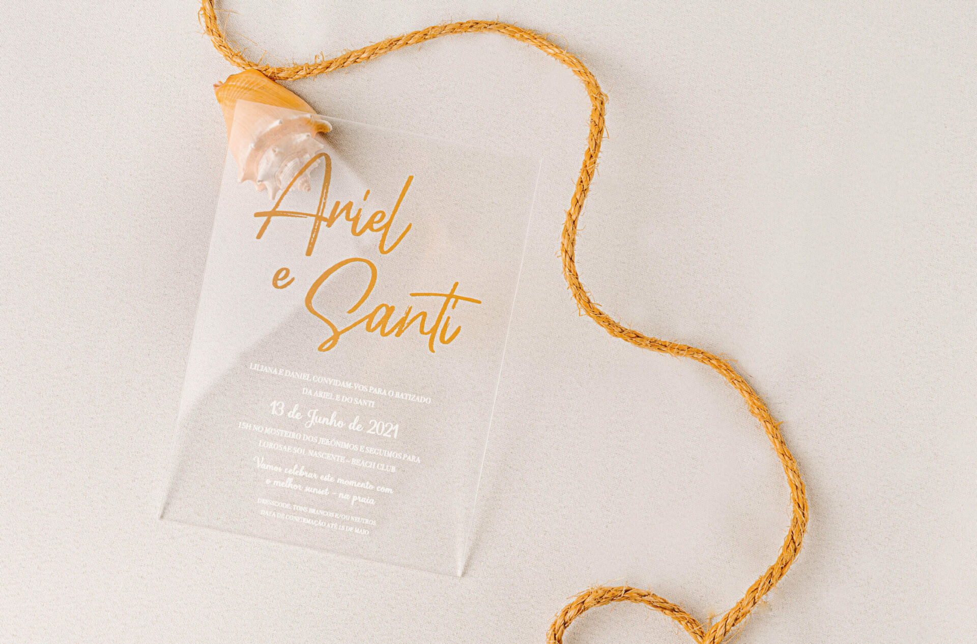 Convite de batizado de acrilico com impressão a branco e foil dourado com um cordão amarelo