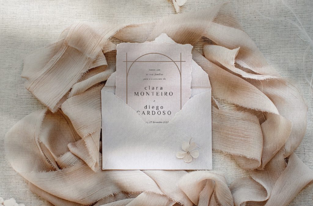 Convite de Casamento bege com acabamento rasgado de estilo minimal com uma fita de linho bege