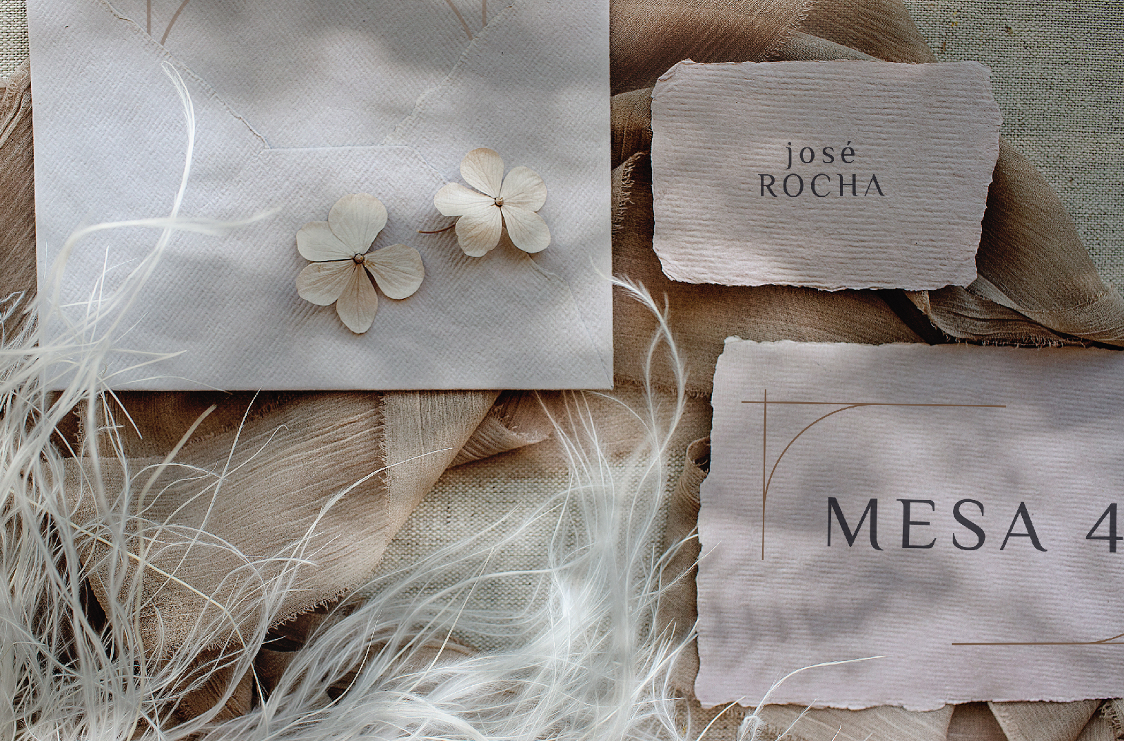 Convite de Casamento bege com acabamento rasgado de estilo minimal com linho branco