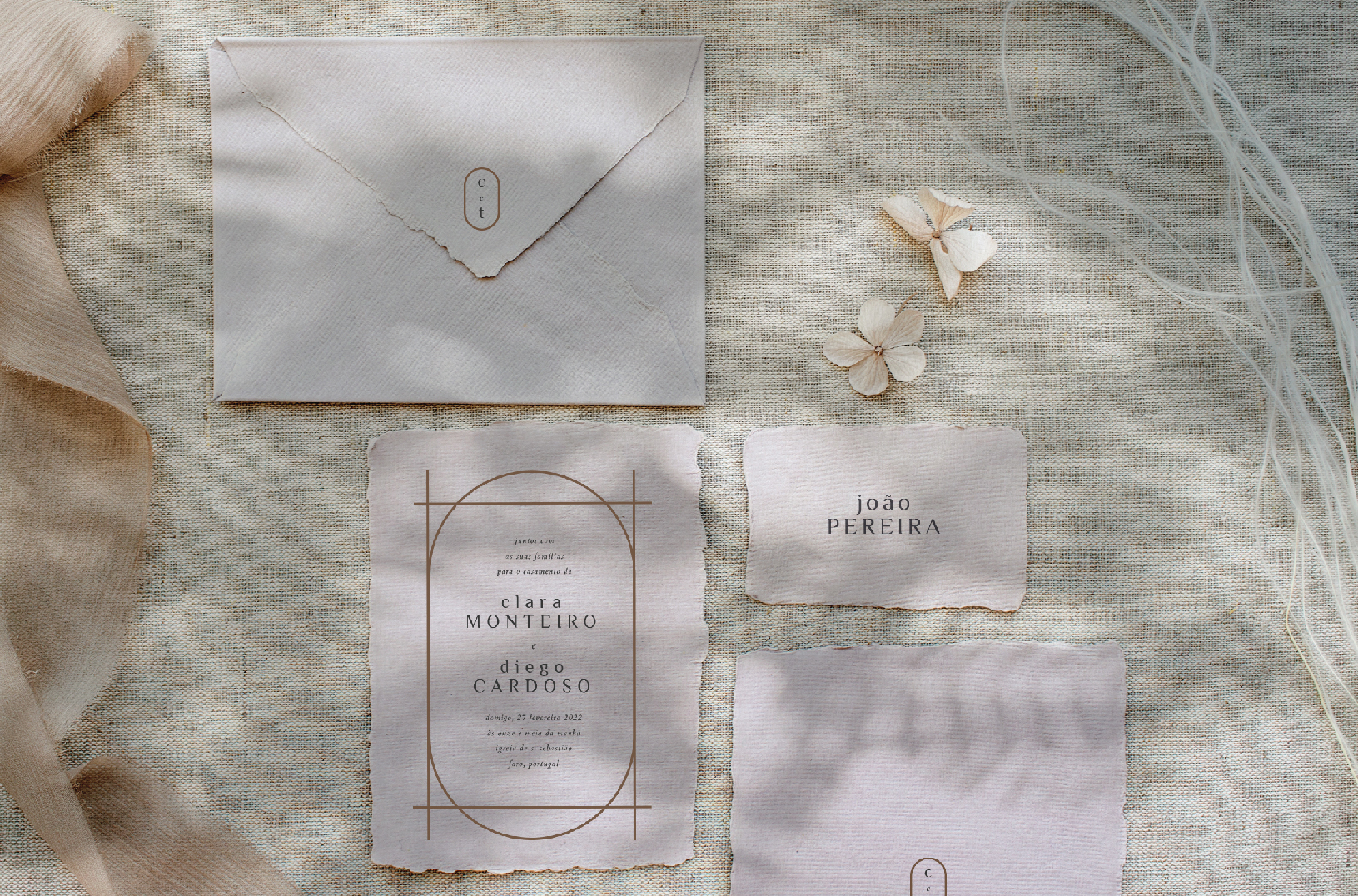 Convite de Casamento bege com acabamento rasgado de estilo minimal com linho branco.