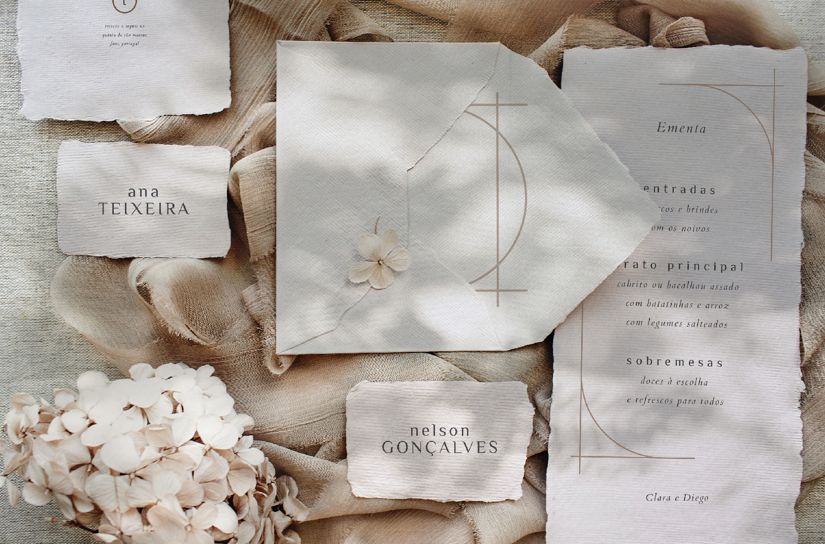 Convite de Casamento bege com acabamento rasgado de estilo minimal com linho branco
