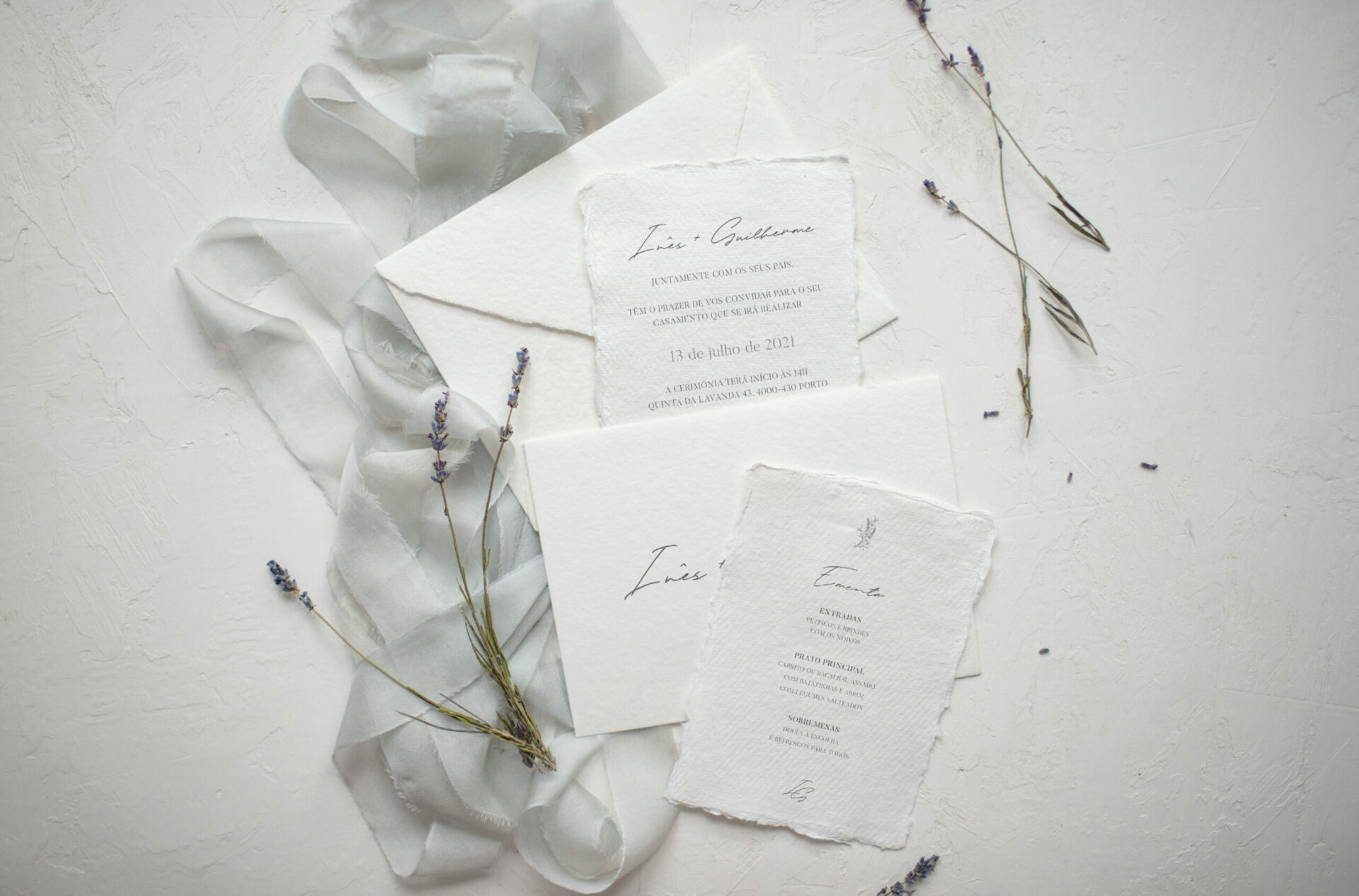 Convite de Casamento branco de estilo tipografico com acabamento rasgado com flores de lavanda e fita branca