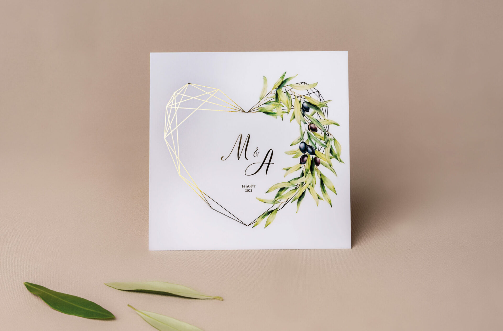 Convite de Casamento branco de estilo geométrico com ilustração de folhas de oliveira e com envelope verde e lacre dourado