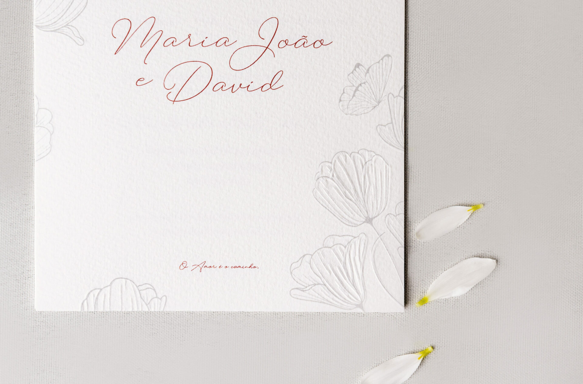 Convite de casamento branco de estilo floral com petelas brancas