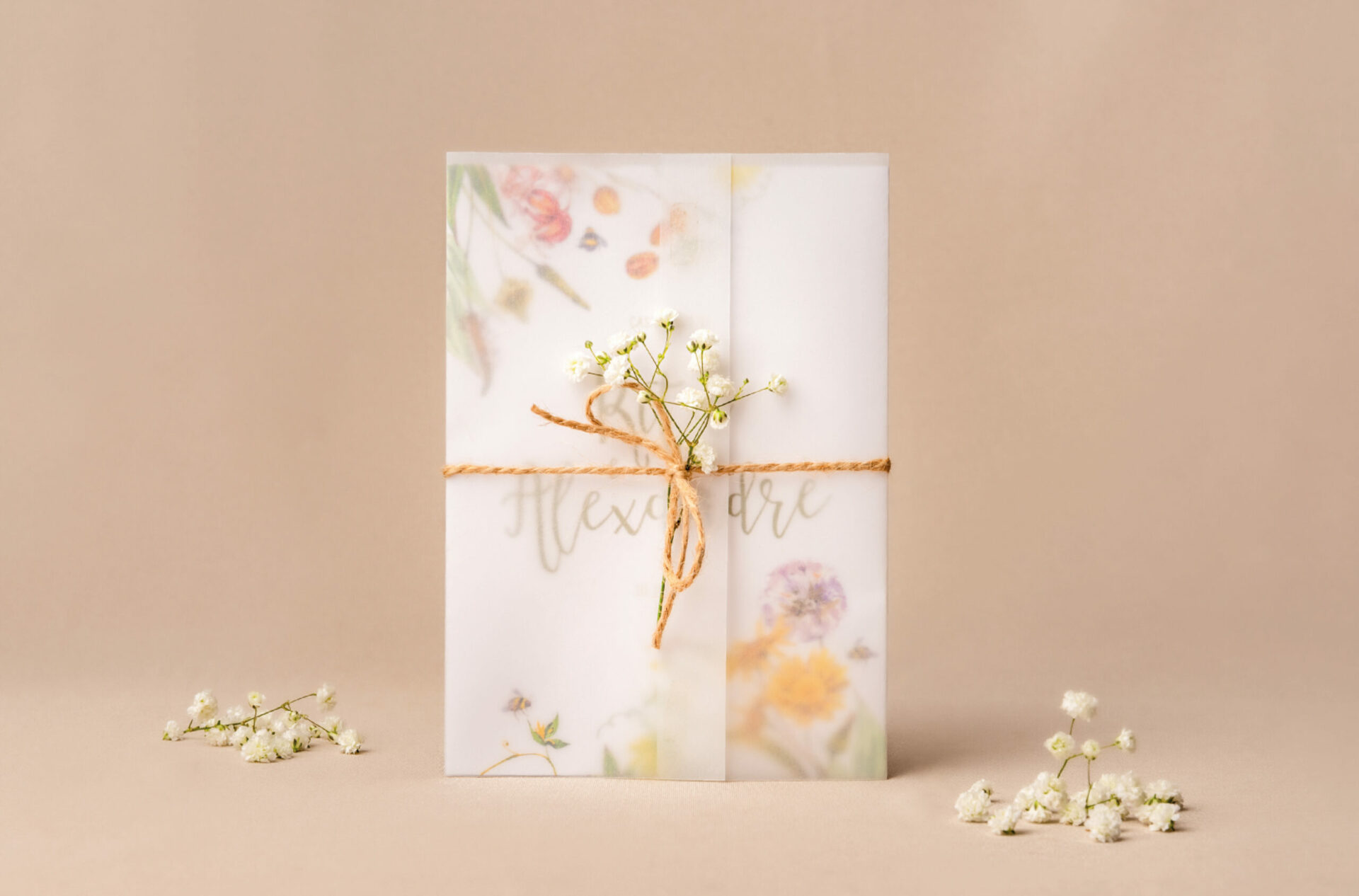 Convite de Casamento branco de estilo floral com letering verde e com ilustração de flores de várias cores com envelope de papel vegetal