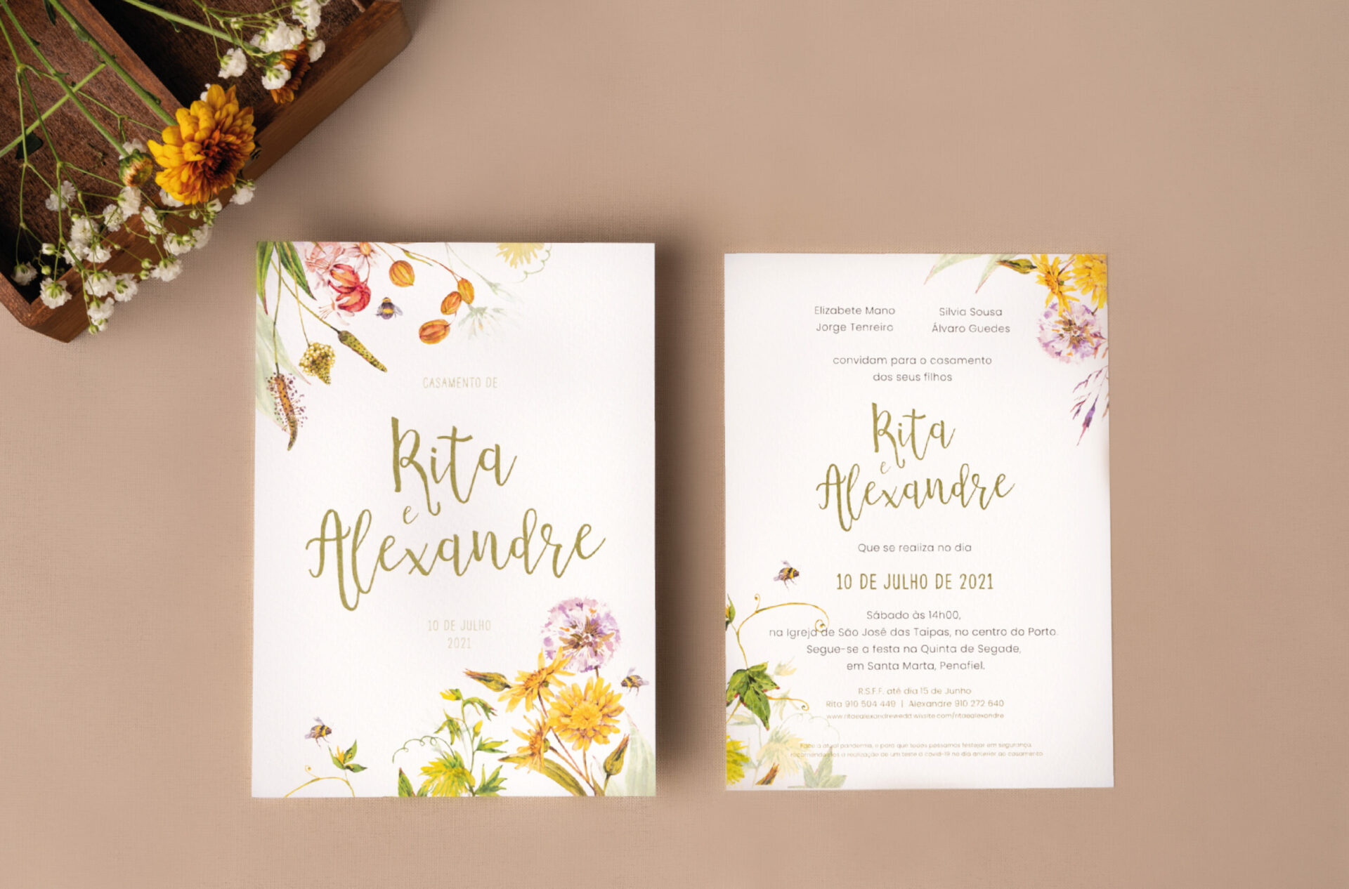 Convite de Casamento branco de estilo floral com letering verde e com ilustração de flores de várias cores.