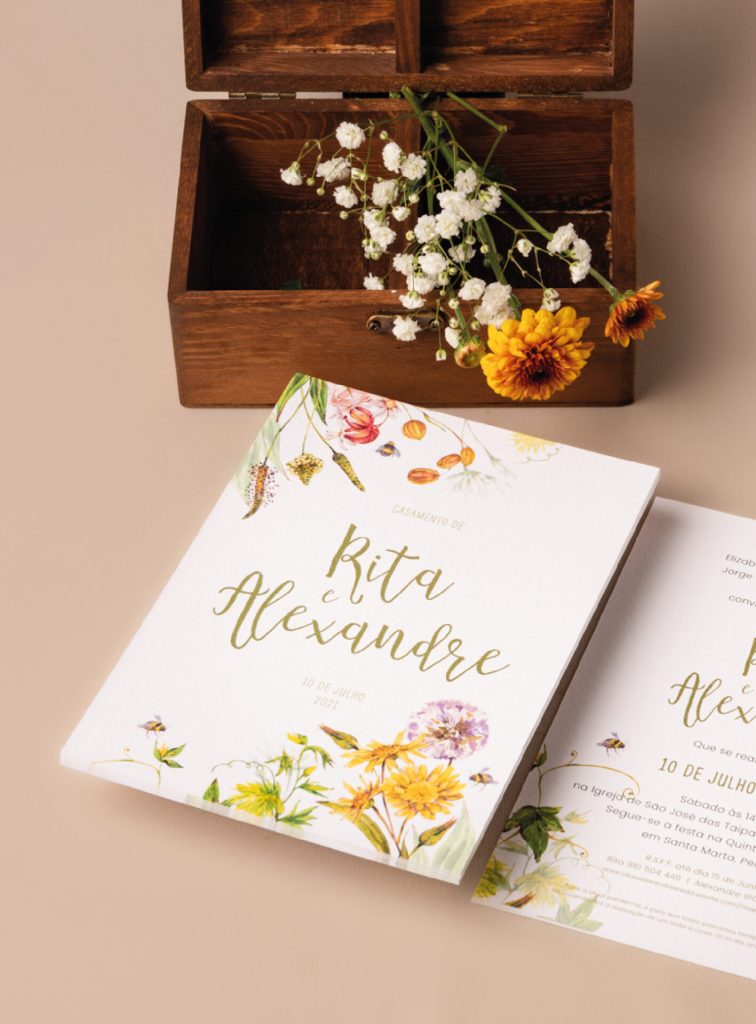 Convite de Casamento branco de estilo floral com letering verde e com ilustração de flores de várias cores